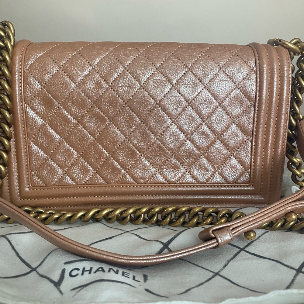 Chanel Le Boy Medium iridescent Bronze rose gold with Gold hardware - Picture 2 of 11